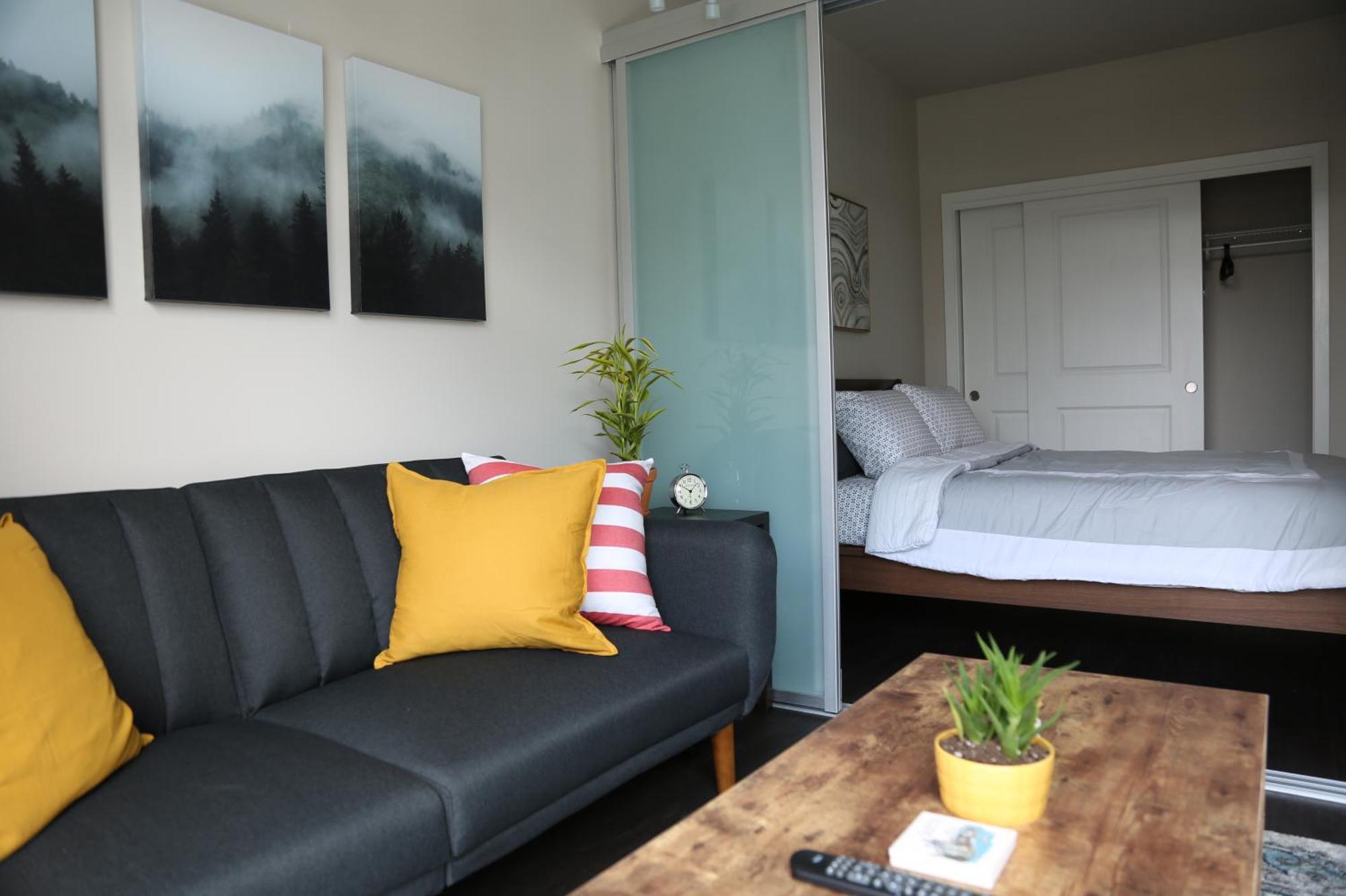 Queen Anne Abode - 1 Block From Cpa! - Free Parking! Apartment Seattle